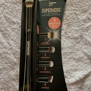 IT Cosmetics Superhero 4 in 1 eyeshadow brush.